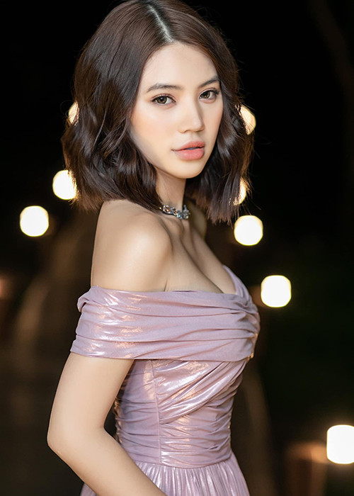 Jolie Nguyễn sở hữu đôi môi tều gợi cảm mà cô khẳng định là hoàn toàn tự nhiên.