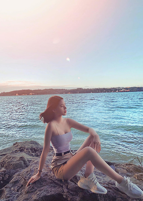 Ngoài ra, đối với đôi mắt không rõ hai mí của mình, Jolie chọn tiểu phẫu bấm mí Hàn Quốc.