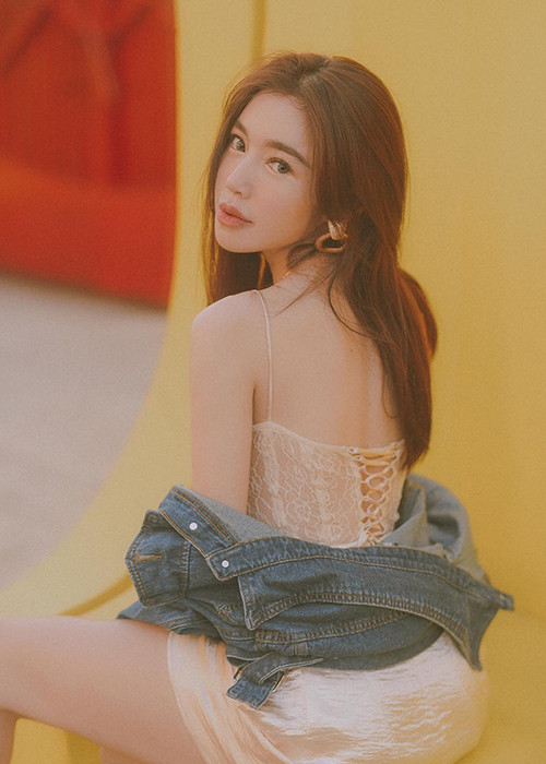 Sau khi làm mẹ, Elly Trần hạn chế mặc hở bạo. Tuy nhiên, một năm trở lại đây, cô trở lại với phong cách gợi cảm quen thuộc.