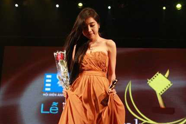 Khi được đặt câu hỏi về việc nếu có tin đồn mua giả, Elly Trần bình thản cười và cho biết, giải thưởng không thay đổi cuộc sống của cô quá nhiều. Ảnh: VTC