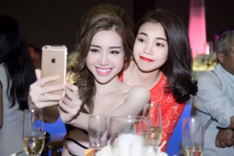 Elly Trần cho rằng Trà Ngọc Hằng "cố tình dựa hơi để nổi tiếng" còn Trà Ngọc Hằng bức xúc vì lên tiếng bênh bạn thân lại bị gắn mác “người đẹp dòm ngực”. Ảnh: Đất Việt