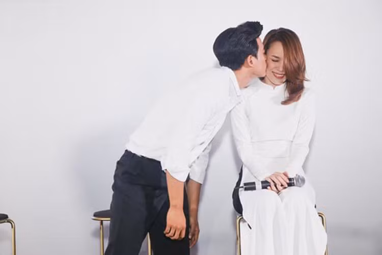 Cả hai bị đồn bén duyên sau khi đóng chung MV "Đừng hỏi em" và bộ phim điện ảnh "Chị trợ lý của anh". Ảnh: Vietnamnet