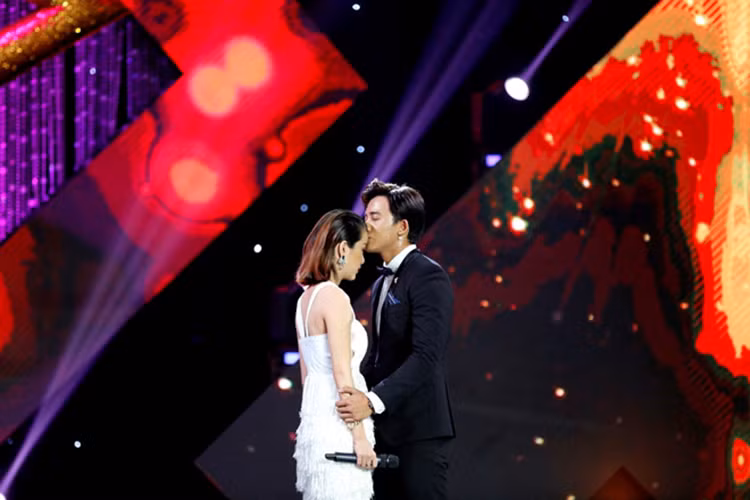 Mai Tài Phến từ chối yêu lại Phương Linh. “Là một người đàn ông, không bao giờ làm cho người phụ nữ tổn thương. Phương Linh mãi mãi là bạn tốt của anh. Anh chắc chắn Phương Linh sẽ hạnh phúc khi tìm được một người thật lòng yêu mình. Xin lỗi và cảm ơn”, Tài Phến nói. Ảnh: Zing