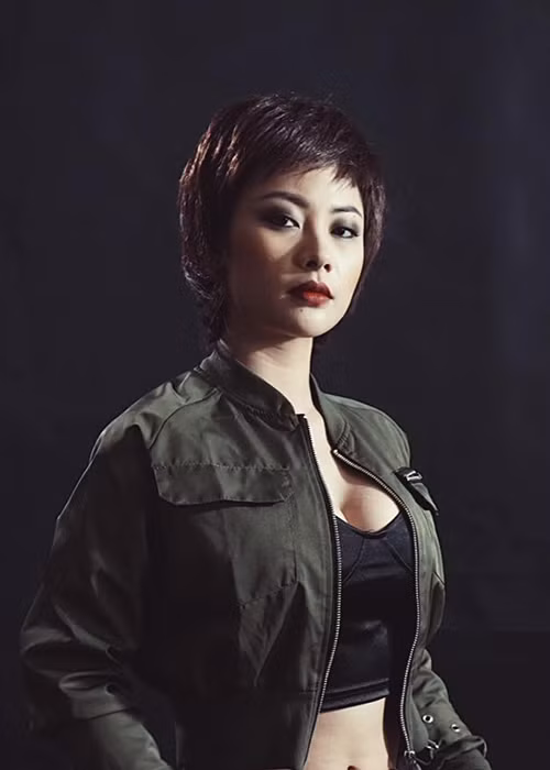 Huyền Thạch sở hữu gương mặt cá tính, vóc dáng quyến rũ. Với lợi thế ngoại hình, từ hot girl, cô lấn sân đóng phim. Bộ phim mới nhất có sự tham gia của Huyền Thạch là "Mê cung". Trong phim, cô đóng vai con gái của ông trùm ma túy Cường Lâm.