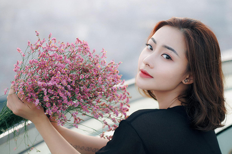 Chương trình truyền hình thực tế Nữ hoàng quyến rũ đang gây ồn ào. Trong tập 14, top 5 thí sinh sang Nhật thực hiện thử thách chụp ảnh áo tắm. Không ít khán giả cho rằng hình ảnh của top 5 táo bạo, thậm chí là phản cảm.