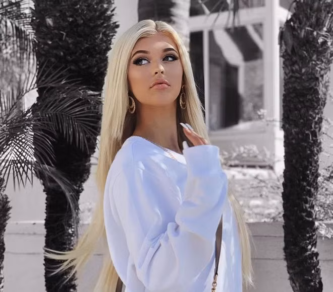 Xinh đẹp, nổi tiếng, trang cá nhân của cô gái 17 tuổi hiện có hơn 16 triệu người theo dõi. Những bức hình khoe vẻ ngoài sang chảnh, cuốn hút của 10X luôn hút hàng triệu lượt "thả tim" từ dân mạng.