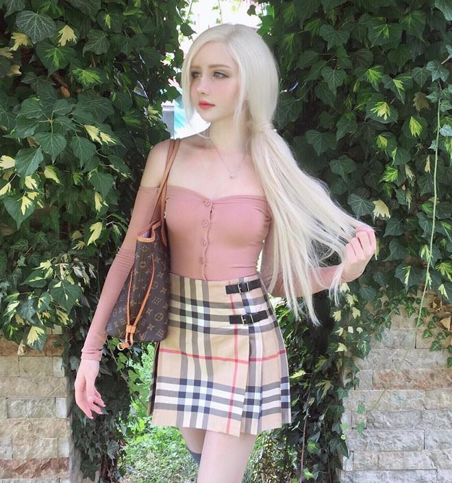 Không chỉ xinh đẹp, "bông hồng lai" còn sở hữu chiều cao lý tưởng 1,70 m. 9X chia sẻ bí quyết để luôn tươi tắn là thường dậy sớm dưỡng da và đến phòng tập gym. Nhờ vẻ ngoài thu hút, trang cá nhân của Tenshi có gần 150.000 lượt theo dõi.