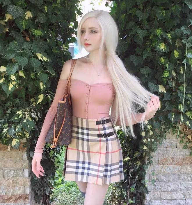 Không chỉ xinh đẹp, "bông hồng lai" còn sở hữu chiều cao lý tưởng 1,70 m. 9X chia sẻ bí quyết để luôn tươi tắn là thường dậy sớm dưỡng da và đến phòng tập gym. Nhờ vẻ ngoài thu hút, trang cá nhân của Tenshi có gần 150.000 lượt theo dõi.