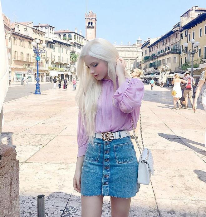 Tenshi từng nói với Zing.vn rằng cô rất yêu thích văn hóa Nhật Bản và đang trau dồi thêm ngôn ngữ của nước này. Trước nhiều ý kiến cho rằng bản thân phẫu thuật thẩm mỹ, 9X cho biết vẻ ngoài của mình là hoàn toàn tự nhiên. Cô tự cảm thấy mình còn quá nhỏ để động đến dao kéo.