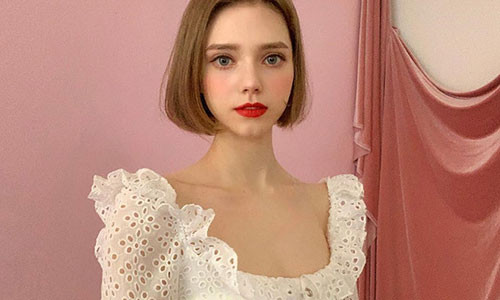 Chloe (21 tuổi, người Đức) hiện là một trong những mẫu ảnh được chú ý tại Hàn Quốc. 9X sở hữu gương mặt xinh đẹp với cặp mắt to, mũi cao và đôi môi quyến rũ. Khi mới ra mắt, nhan sắc của Chloe trở thành đề tài bàn tán trên một số trang mạng Hàn Quốc. Nhiều người không ngại dành những lời có cánh để miêu tả 9X và so sánh cô với búp bê Barbie.