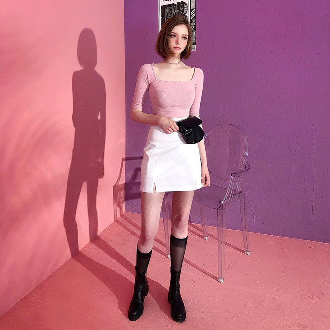 Chloe có thể sử dụng tiếng Đức, Anh và Hàn Quốc. Nàng mẫu 21 tuổi bị nhiều người cho là đã "đụng dao kéo" để sở hữu vẻ ngoài xinh đẹp như hiện tại. Tuy nhiên, 9X từng chia sẻ trên trang cá nhân rằng gương mặt của mình là tự nhiên, chưa hề trải qua phẫu thuật thẩm mỹ.