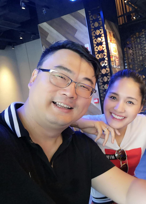 Vợ chồng sao Việt Hoa hậu Hương Giang trốn con đi hẹn hò.