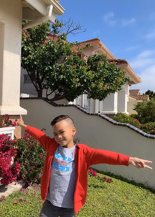 “Búp bê” Thanh Thảo tâm sự về bé Jacky: “Vậy là bạn ấy đã được nghỉ hè và xa mẹ rồi. Chả hiểu sao lần này bạn đi xa mà mẹ cứ chảy nước mắt hoài. Mẹ buồn vì bạn ấy là cánh tay phải của mẹ, giúp mẹ được rất nhiều việc và luôn ở bên cạnh những khi mẹ cần bạn ấy. Bạn ấy là đứa trẻ rất ngoan, học giỏi, lại thích làm việc nhà, giặt đồ, rửa chén, nấu cơm, dọn dẹp, trông em cho mẹ, lại còn vẽ đẹp và sáng tạo lắm. Bạn đi xa mẹ buồn lắm!”