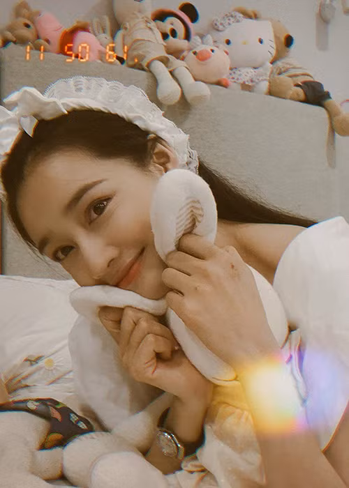 Nhã Phương bắt kịp xu hướng "trend". "Chị hiểu không, chị hiểu không?. Ủa mà hiểu gì", bà xã của Trường Giang chia sẻ.