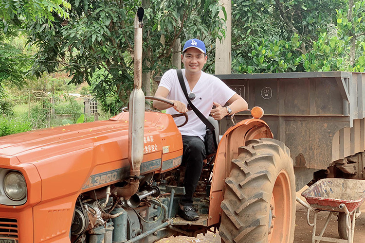 Minh Luân tạo dáng bên máy cày.