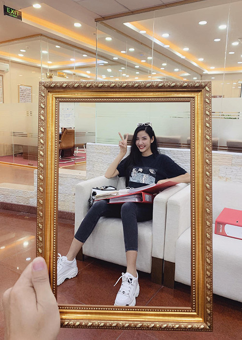 Hoàng Thùy ngắm thiết kế trang phục "Bàn thờ" gây tranh cãi thời gian qua.