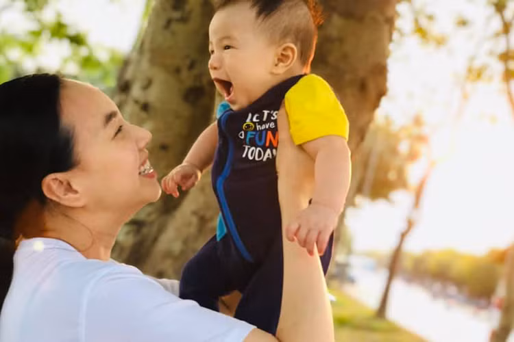 Đinh Ngọc Diệp khoe ảnh đưa con trai đi ngắm hoàng hôn.