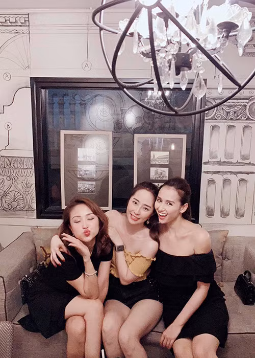 Lã Thanh Huyền, Quỳnh Nga và Vân Hugo đọ vẻ gợi cảm.