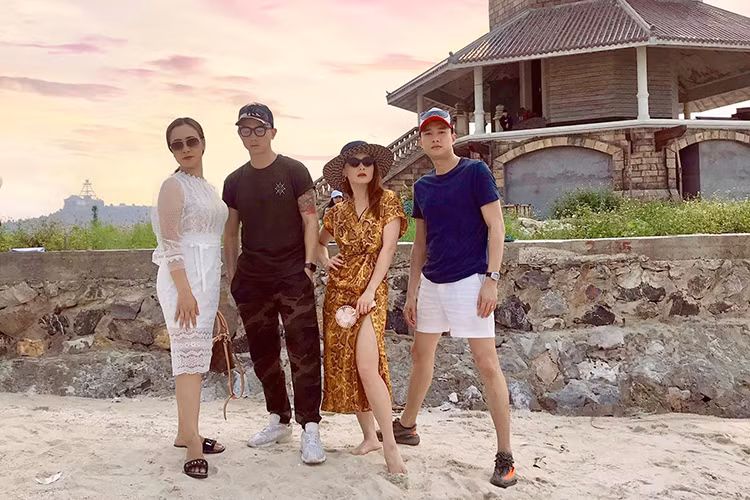 Bảo Thanh hé lộ ảnh hậu trường phân cảnh vợ chồng Vũ - Thư đi tuần trăng mật trong phim “Về nhà đi con”.