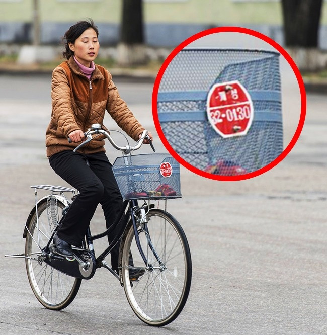 4. Gần như không thể mua xe hơi: Ở Triều Tiên, những người sở hữu một chiếc xe hơi chắc chắn là những người rất giàu có và quyền lực. Giá của một chiếc xe hơi cao ngất trời và tương đương khoảng 40.000 USD (khoảng 920 triệu). Ngay cả một chiếc xe đạp giá cũng đắt và hiếm bắt gặp ở Triều Tiên. Điều đặc biệt là xe đạp cũng có biển số như xe hơi.