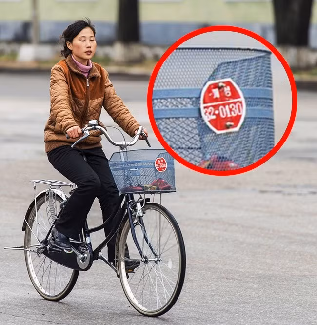 4. Gần như không thể mua xe hơi: Ở Triều Tiên, những người sở hữu một chiếc xe hơi chắc chắn là những người rất giàu có và quyền lực. Giá của một chiếc xe hơi cao ngất trời và tương đương khoảng 40.000 USD (khoảng 920 triệu). Ngay cả một chiếc xe đạp giá cũng đắt và hiếm bắt gặp ở Triều Tiên. Điều đặc biệt là xe đạp cũng có biển số như xe hơi.