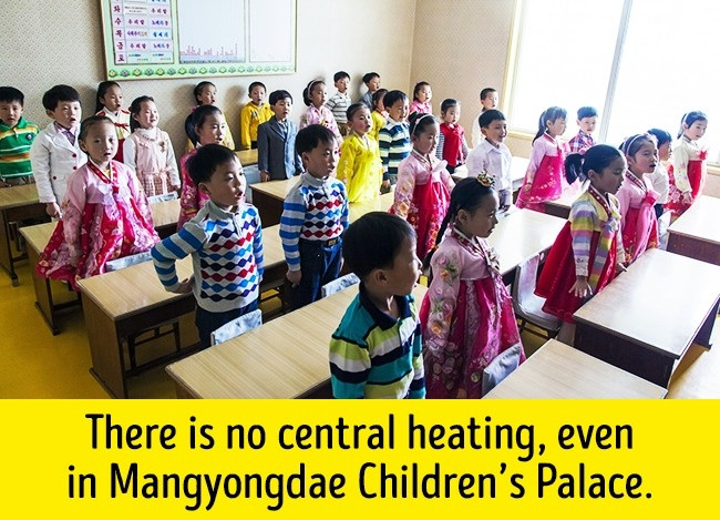 6. Bạn không thể tắm nước nóng tại nhà: Không có nguồn cung cấp nước nóng trong nhà của người dân Triều Tiên do đó họ thường ghé các nhà tắm công cộng. Ngoài ra, cũng không có hệ thống sưởi trung tâm cho ngôi nhà vào mùa đông và người dân phải đốt lò bằng củi để làm ấm.