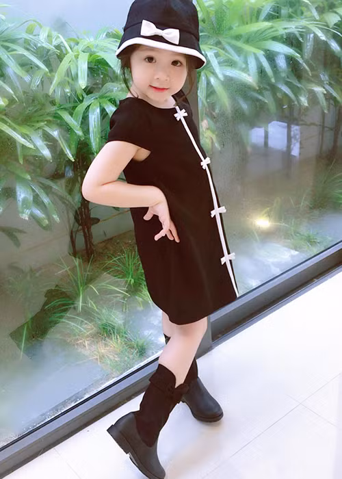 Từ nhỏ đã quen ống kính máy ảnh nên Mộc Trà ngày càng chuyên nghiệp khi tạo dáng.