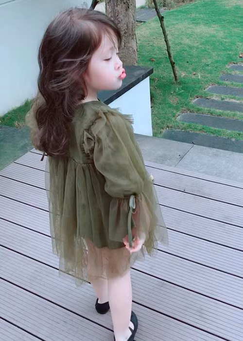 Càng lớn, nhóc tì lai Tây của Elly Trần càng xinh xắn, dễ thương khiến ai gặp cũng phải yêu mến.