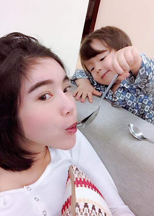 Túc Mạch sở hữu gương mặt dễ thương với đôi mắt ti hí, chiếc miệng nhỏ xinh và lúm đồng tiền trên má.