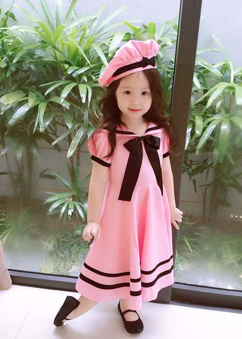 Nhóc tì nhà Elly Trần xinh không khác gì một thiên thần trong bộ đầm hồng ngọt ngào.