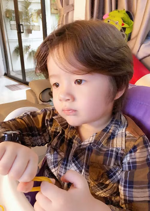 Nhiều người hâm mộ cho rằng bé Túc Mạch có nhiều nét giống với cô chị Mộc Trà lúc còn nhỏ.