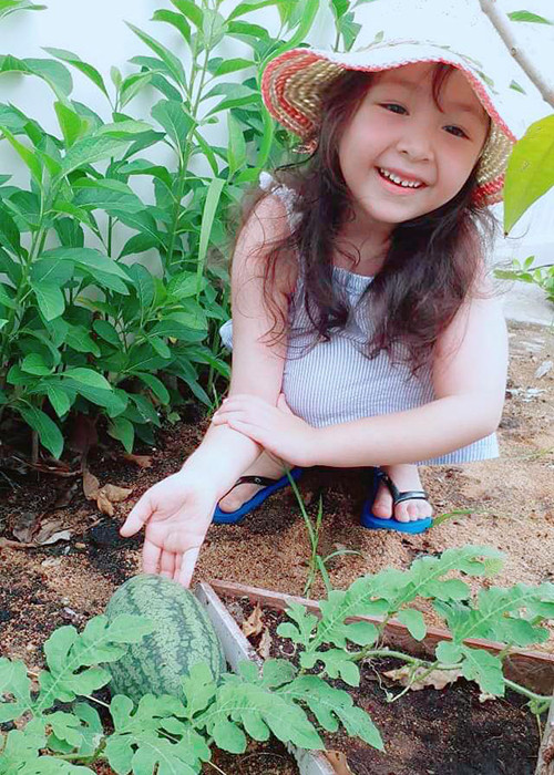Cô nhóc 5 tuổi không chỉ đáng yêu mà còn ngoan ngoãn. Ngoài ra, Mộc Trà dù còn nhỏ nhưng đã bơi lội khá giỏi và nói tiếng Anh khá tốt.