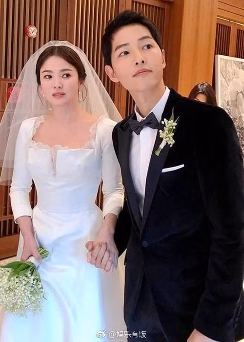 Tháng 10/2017, cặp đôi trai tài gái sắc tổ chức hôn lễ hoành tráng khiến dư luận chú ý.