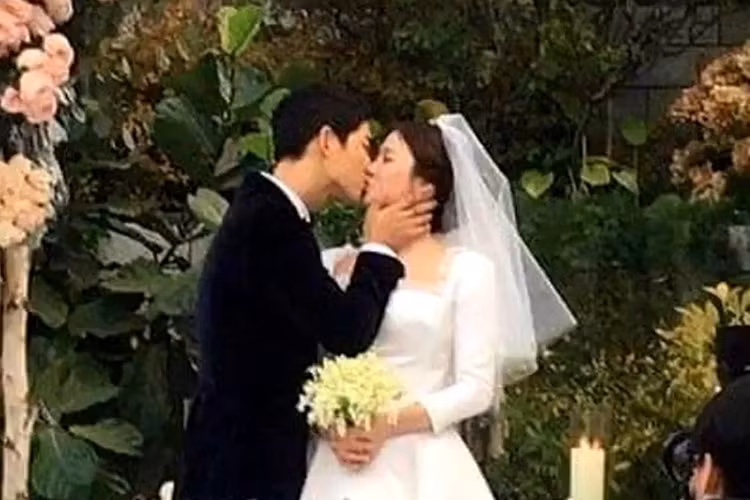 “Đại úy Yoo Shi Jin” tâm sự, anh đến với Song Hye Kyo không phải vì muốn hẹn hò đơn thuần mà muốn cưới Song Hye Kyo.