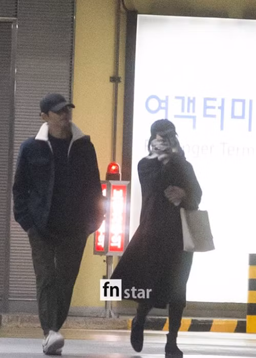 Song Joong Ki thường xuyên hộ tống Song Hye Kyo tham gia sự kiện, đi xem ca nhạc, đi du lịch cùng bạn bè.