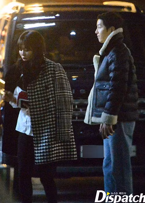 Truyền thông xứ Hàn đã chộp lại được những khoảnh khắc thân mật của cặp đôi diễn viên trước khi cả hai xác nhận chuyện hẹn hò.