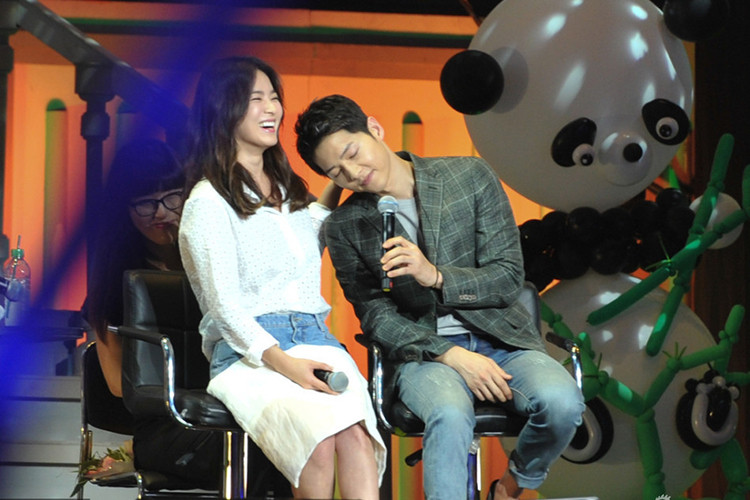 Cả hai gặp nhau và nảy sinh tình cảm trên phim trường "Hậu duệ của mặt trời".