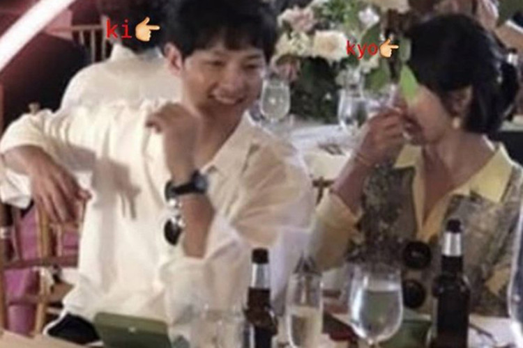 Cô thổ lộ trong thời gian quay phim chung, Song Joong Ki là người cô có thể chia sẻ mọi thứ, anh chân thành và tử tế với cô.