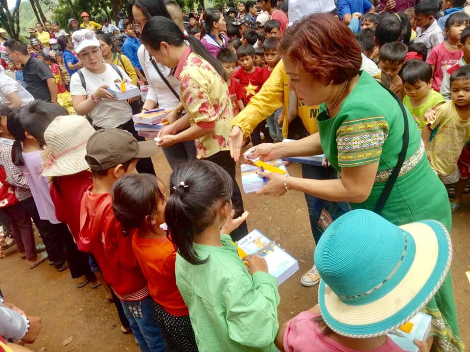 Siu Black ân cần trao những món quà nhỏ cho các em học sinh có hoàn cảnh khó khăn.