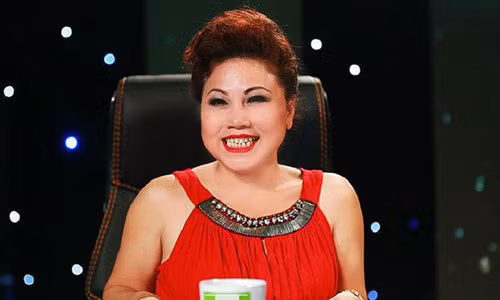  Siu Black từng là cái tên nổi bật trong showbiz Việt. Không chỉ thành công ở lĩnh vực ca hát, chị còn được nhiều người yêu mến khi làm giám khảo của các gameshow trên truyền hình. Tuy nhiên, sau scandal vỡ nợ vào năm 2013, Siu Black phải rời TP.HCM, trở về Kon Tum sinh sống.