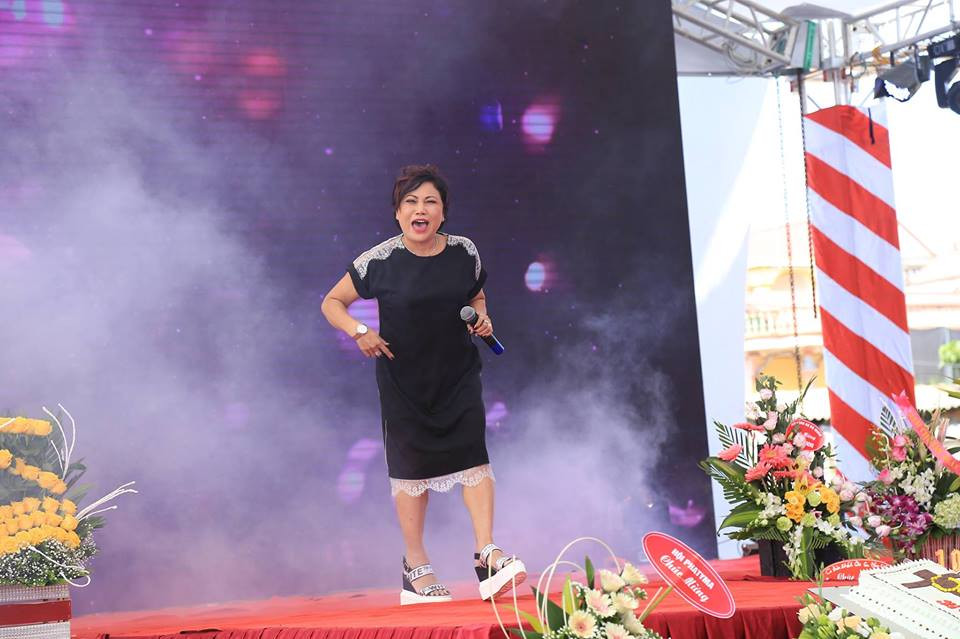 Siu Black biểu diễn trên sân khấu. Chị tâm sự, dù không còn mặn mà với showbiz nhưng hát vẫn là cách giúp chị khuây khỏa và quên đi bệnh tật.