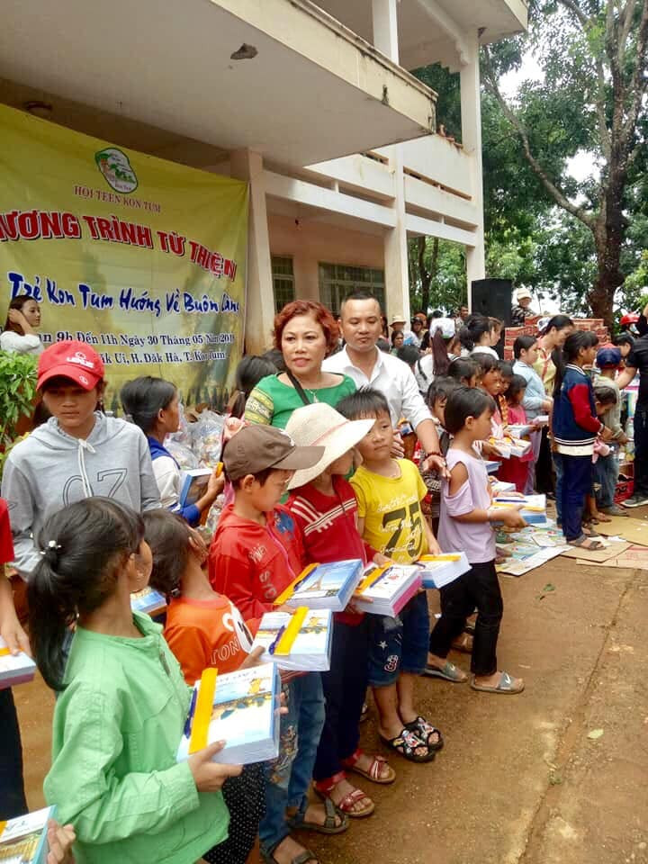 Nữ ca sĩ tích cực tham gia các hoạt động từ thiện.