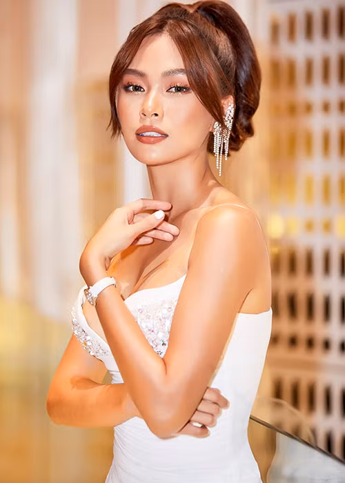 Theo đó, trả lời một người bạn, nàng á hậu thừa nhận cô độn ngực khi dự sự kiện cũng như chiếc váy cũng quá trễ và do ánh đèn nên tạo cảm giác vòng một của Mâu Thủy bên to, bên nhỏ.