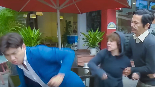 Cú đánh của Dương dành cho ông anh rể quý tử Vũ (Quốc Trường) khiến khán giả hả hê khi Vũ có ý xúc phạm, coi thường Thư - chị gái của Dương. Ngoài phim trường, Quốc Trường kể anh đã rất đau khi Bảo Hân đánh thật vào đúng vị trí "hiểm".