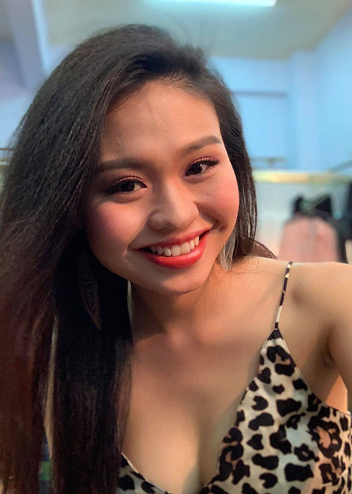 Trong "Người ấy là ai", Lê Lộc từ chối tình cảm của Tuấn Dũng để kết đôi với Việt Dũng.