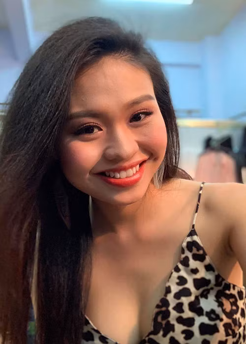 Trong "Người ấy là ai", Lê Lộc từ chối tình cảm của Tuấn Dũng để kết đôi với Việt Dũng.