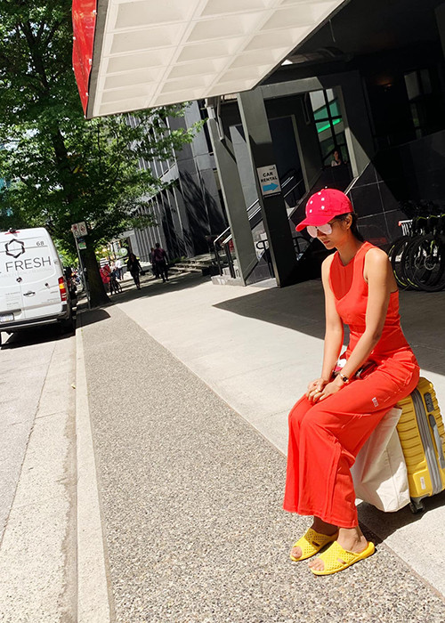 H'hen Niê chưa lên tiếng khi bị vợ cũ của Huy Khánh yêu cầu chấm dứt đi dép tổ ong.