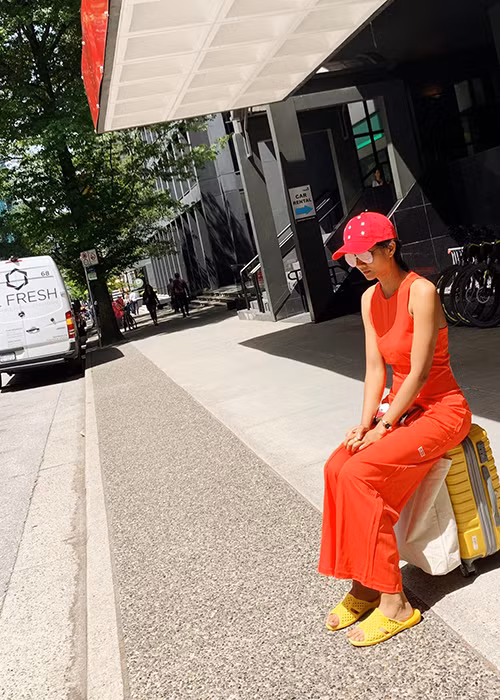 H'hen Niê chưa lên tiếng khi bị vợ cũ của Huy Khánh yêu cầu chấm dứt đi dép tổ ong.