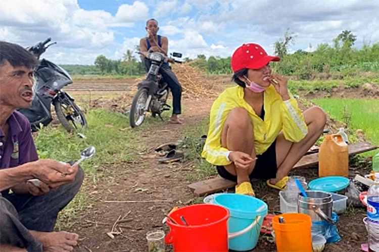 Hình ảnh H'hen Niê lấm lem bùn đất khi ra đồng và thoải mái thưởng thức những món ăn dân dã khiến fan vô cùng thích thú.