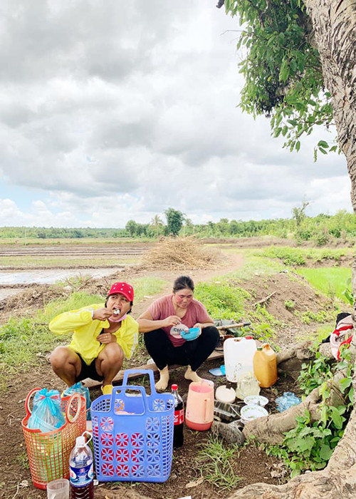 Gần đây, cô bất ngờ bị doanh nhân Lương Hoàng Anh- vợ cũ của Duy Khánh chê quê mùa vì thói quen đi dép tổ ong.